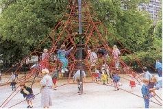 Spielen und Spaß haben: Diese Kletteranlage nahe dem Schulzentrum konnte der LC Hersbruck Anfang April den Kindern bei einem Fest übergeben. 