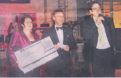 Lothar Eusemann (Mitte), Präsident der Hersbrucker Lions, übergab einen Scheck an Michael Groß und Monika Seckmeyer von der Caritas