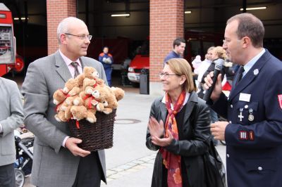 2. Bürgermeisterin Brigitta Stöber und Kommandant Uwe Holzinger freuen sich über die Trösterbärchen, die Lions-Präsident Dr. Heinrich Wällermann an die Feuerwehr für kranke Kinder überreicht. 