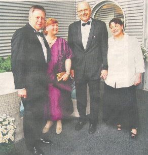 Lions-Präsident Dr. Heinrich Wällermann (rechts) mit Ehefrau Doris begrüßen vor der Halle den Schirmherren MdL Karl Freller mit Ehefrau Monika