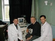  Dr. Otto Wolze bei der Übergabe eines Ultraschallgerätes an das Krankenhaus in Nowaja Uschiza